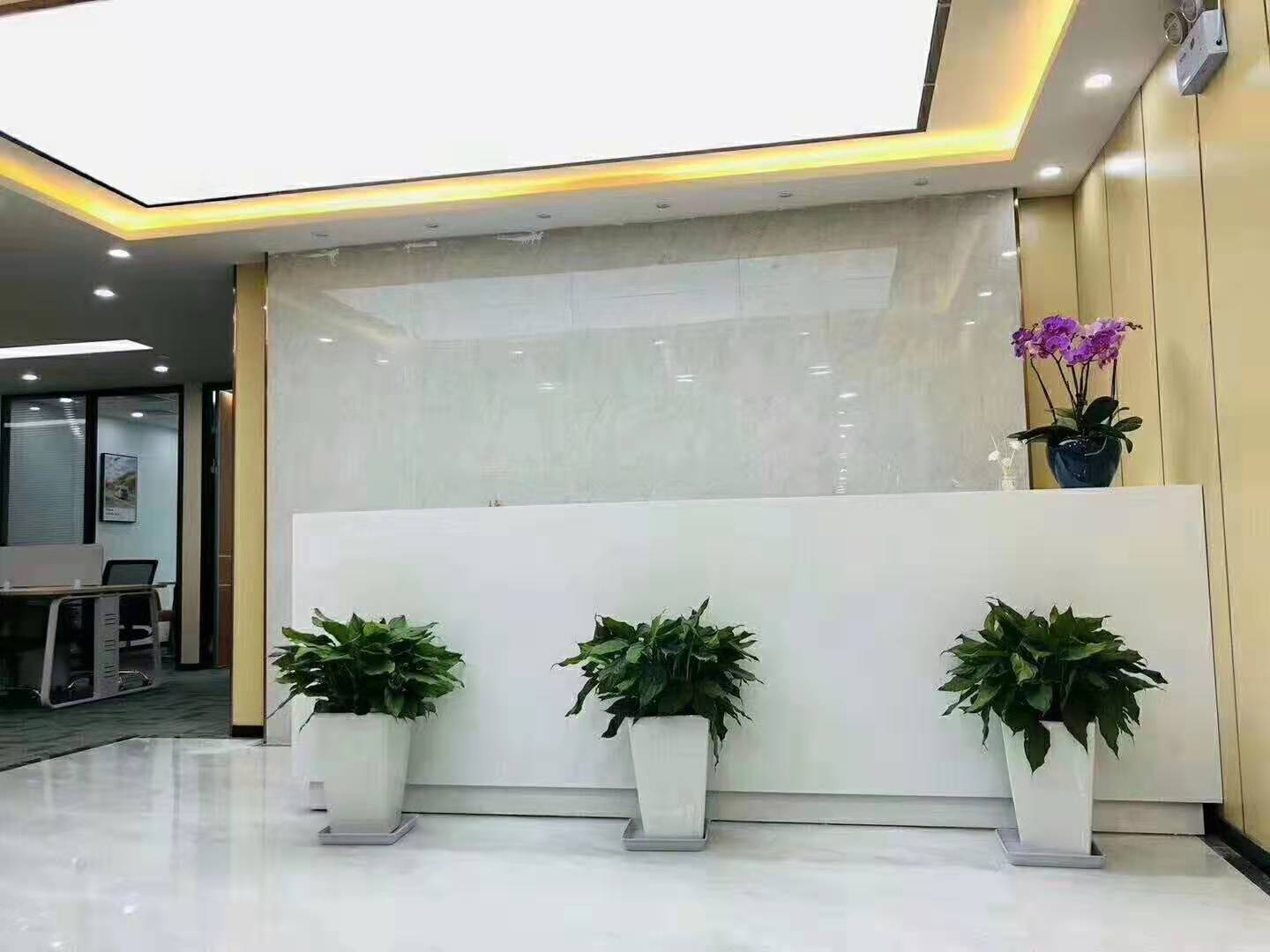 新上海国际大厦出租268平办公室精装修带家具