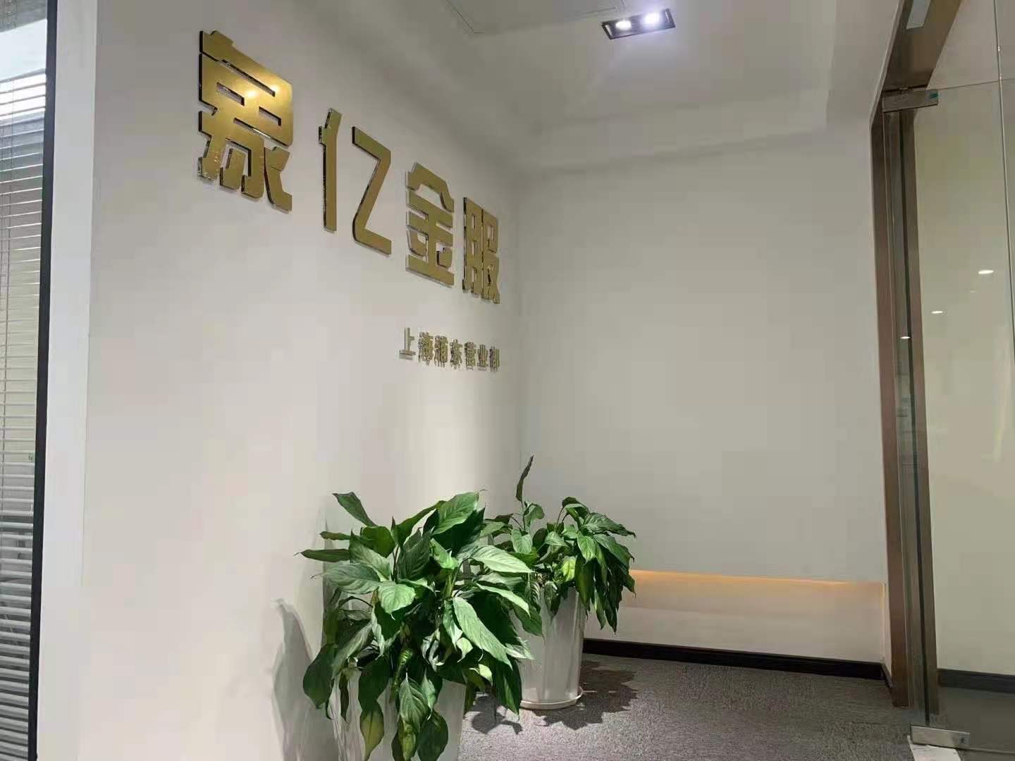 一百杉杉大厦出租172平办公室精装修带家具