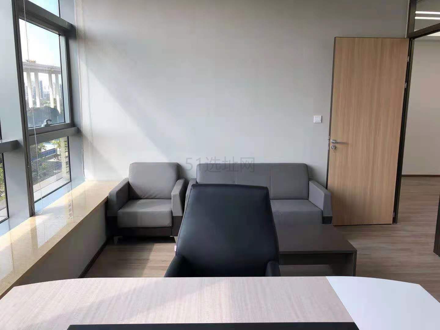 中金上海大厦出租198平办公室精装修带家具