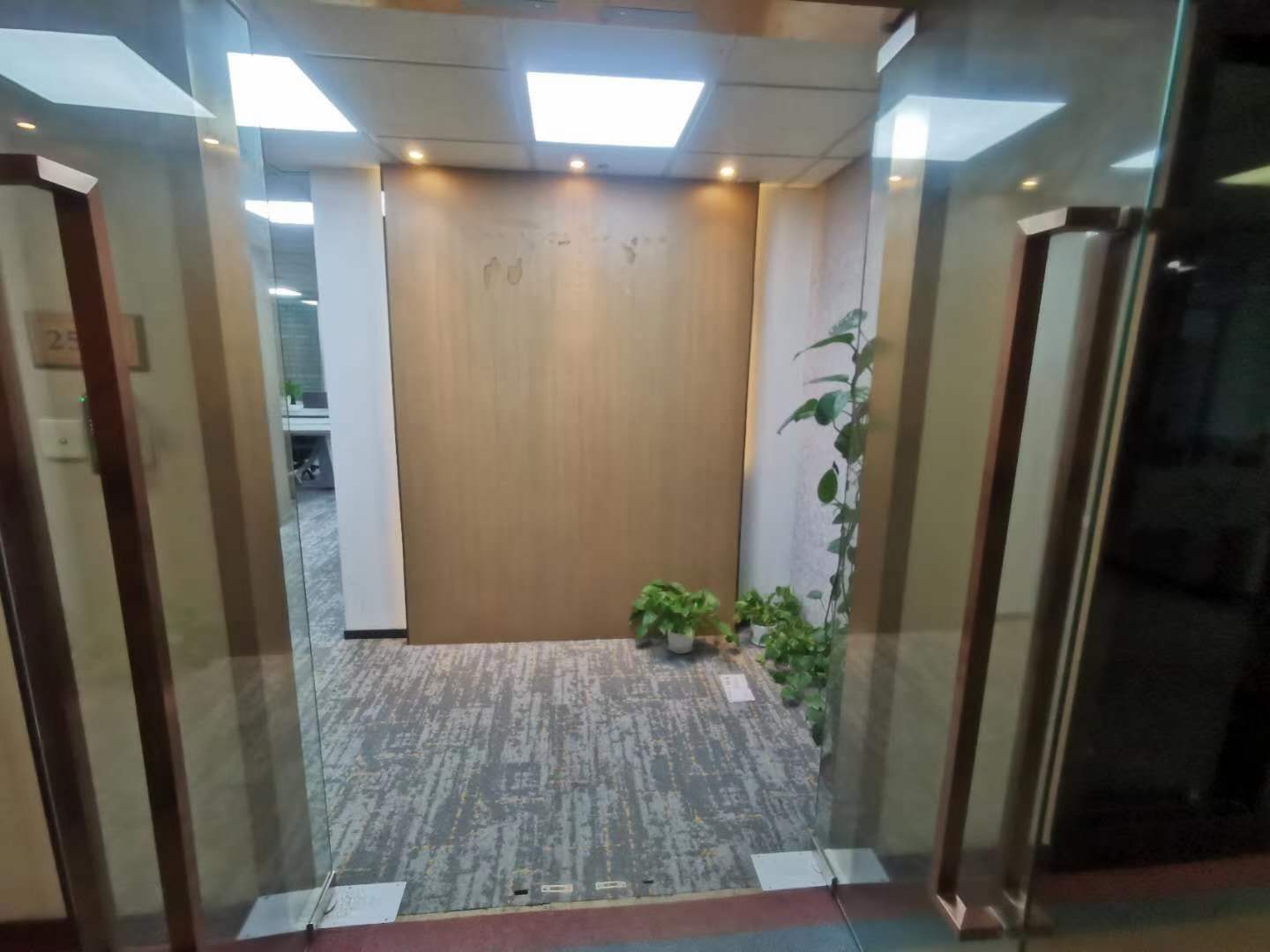 中国保险大厦出租232平办公室精装修带家具