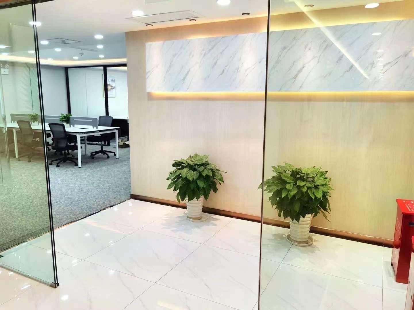 中国保险大厦出租191平办公室精装修带家具