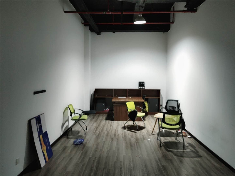 中国国际商品中心出租65平写字楼带装修有家具
