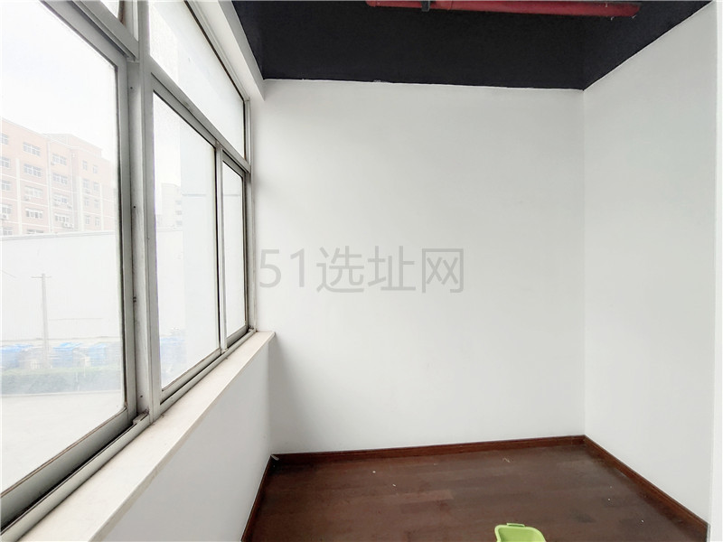 中国国际商品中心出租98平写字楼带装修有家具