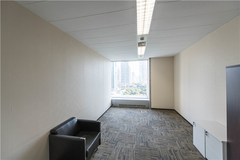 浦东新区中银大厦出租378平办公室精装修带家具