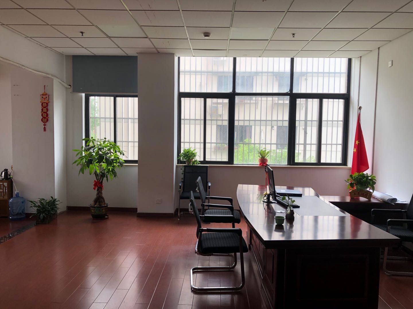 东上海创客中心出租113平写字楼带装修有家具