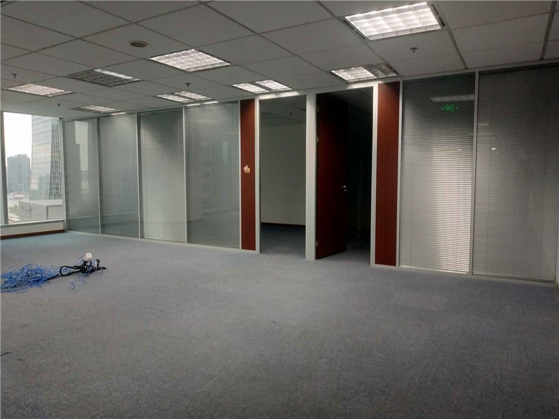 新上海国际大厦出租487平办公室有装修无家具
