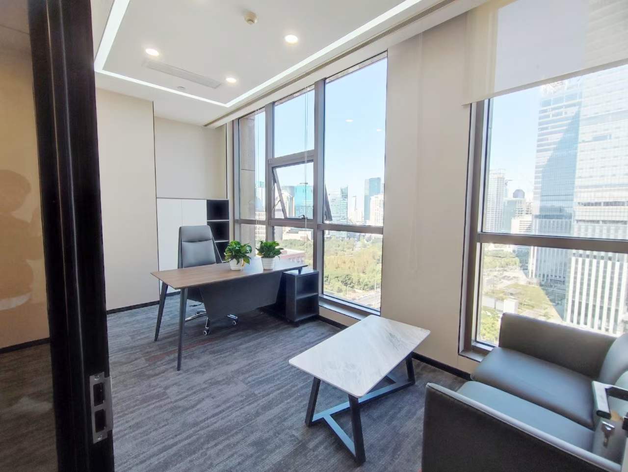 中国人寿金融中心出租234平办公室精装修带家具