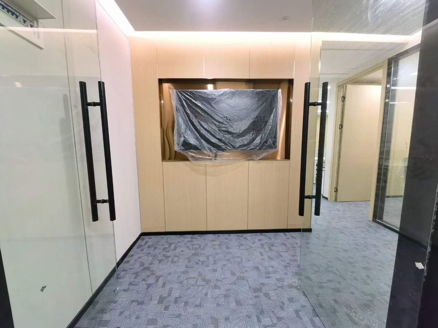 仙霞路万都中心出租168平全新装修办公室带办公家具