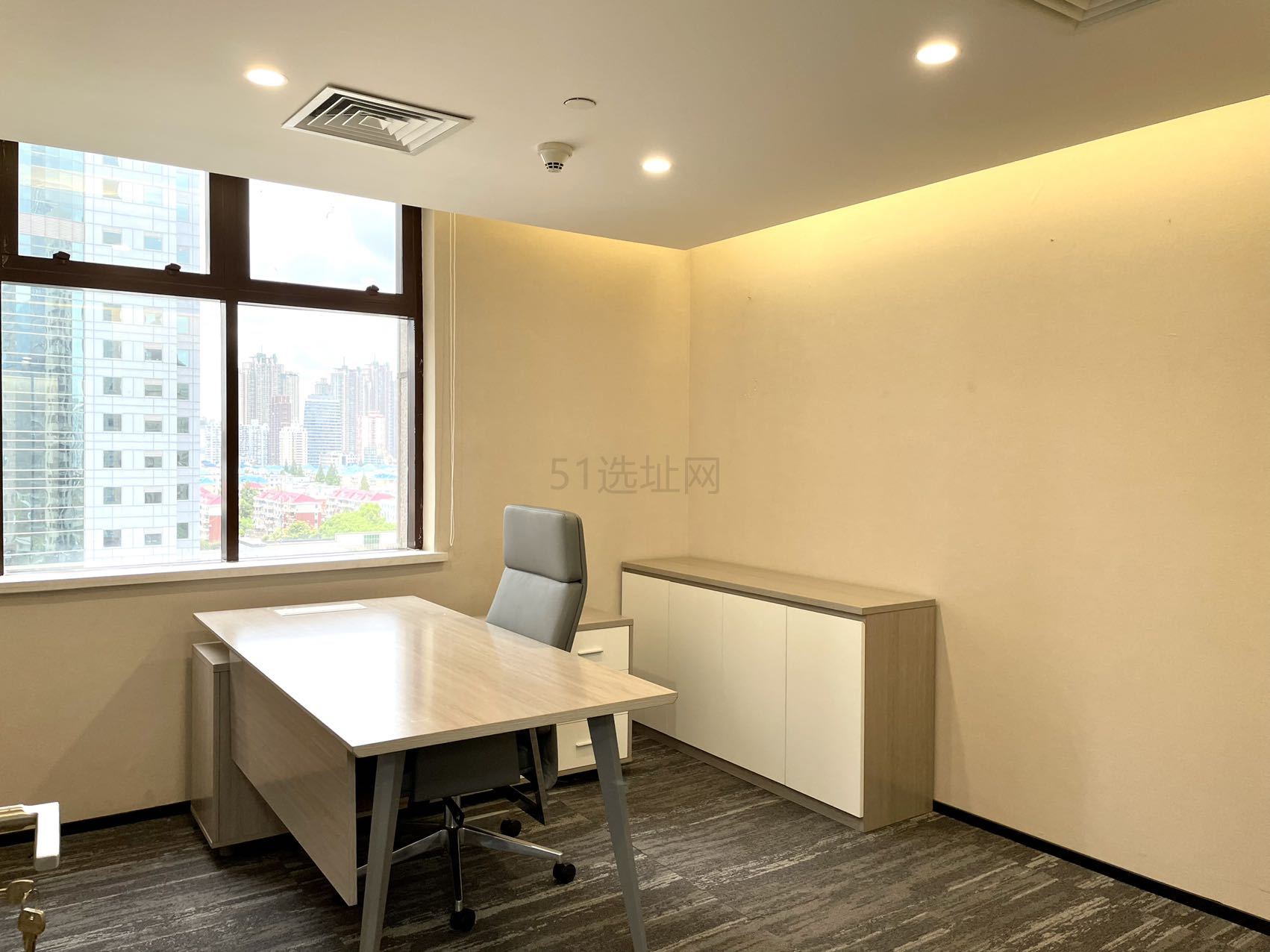 东方国际科技大厦出租136平办公室精装修带家具
