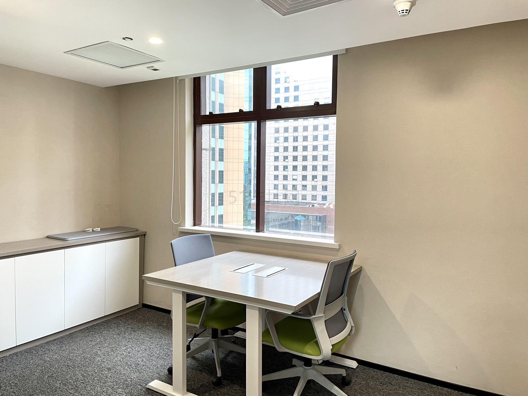 东方国际科技大厦出租136平办公室精装修带家具