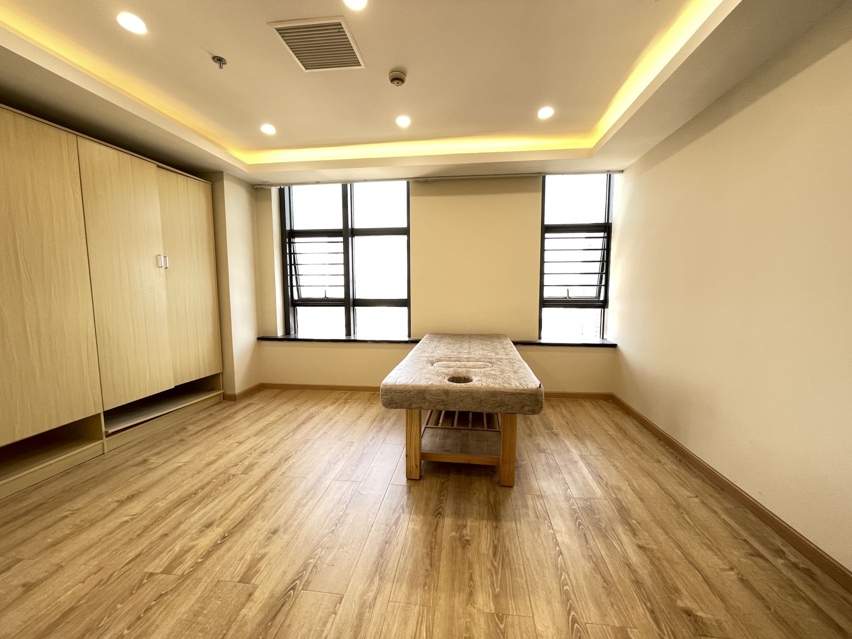 隆宇大厦出租210平办公室精装修带家具