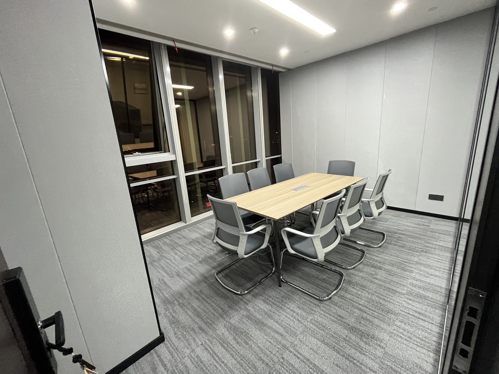 环球港B座3高区的定制装修精装修办公室，LOGO墙+3个隔断+茶水间+18人工位