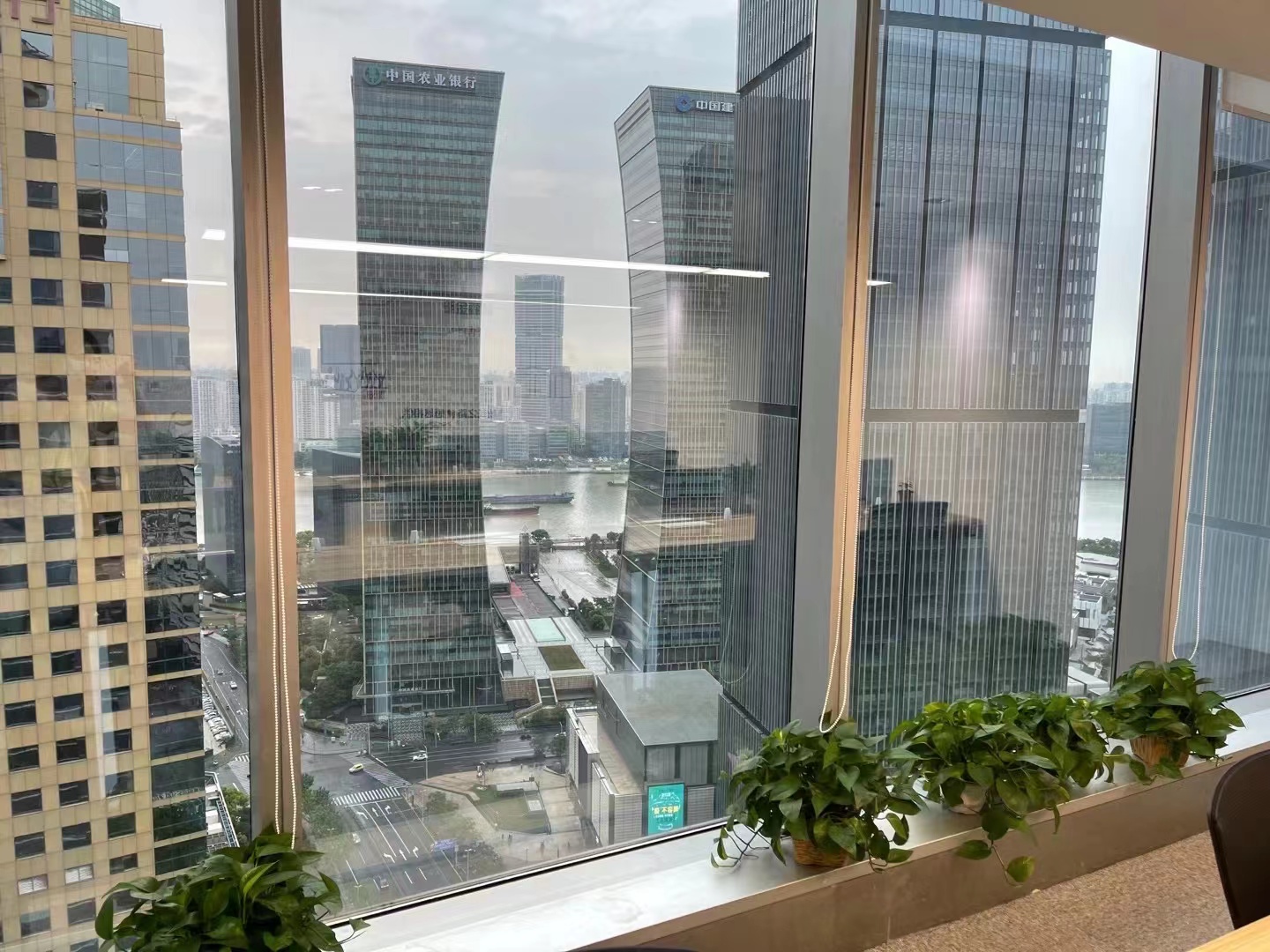 新上海国际现房出租206平米。带20个工位出租