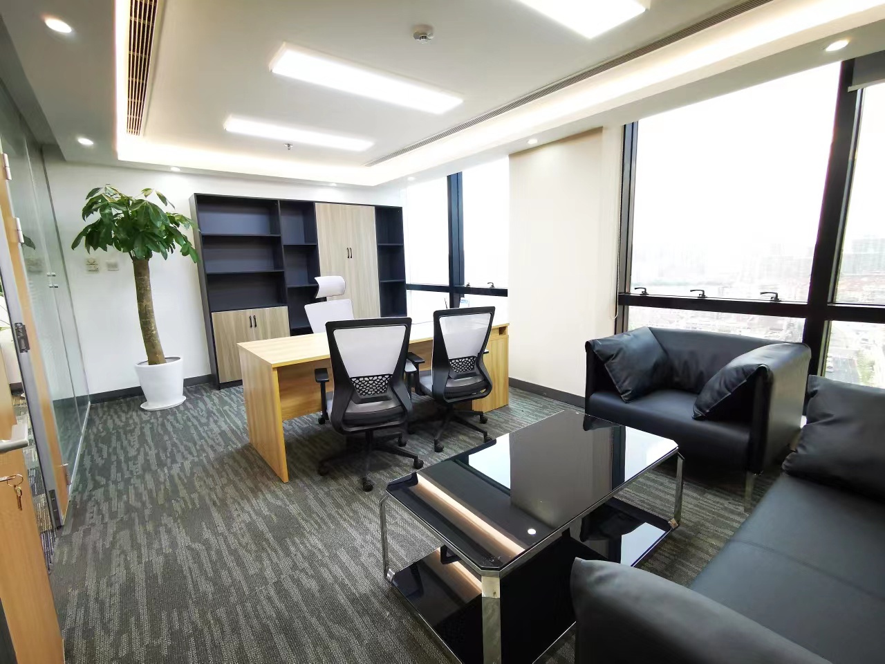 虹桥开发区现房出租29工位带家具现房，远东国际广场高区出租办公室