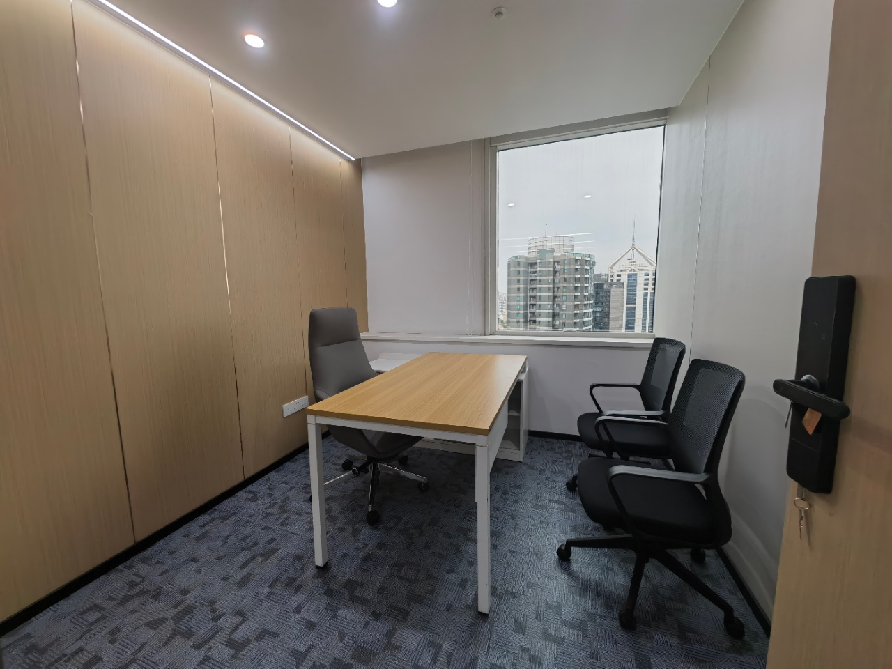 仙霞路万都中心办公室出租定制装修的房间拎包入住
