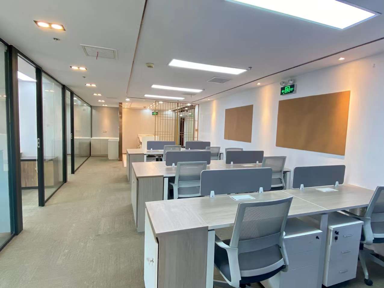 南京东路站科技京城西楼的228平精装修办公室
