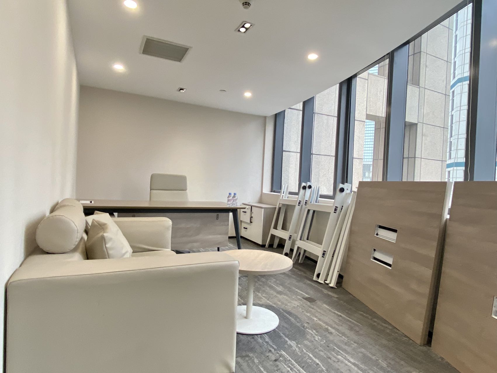 东方国际科技大厦办公室租赁318平正对电梯口的精装户型