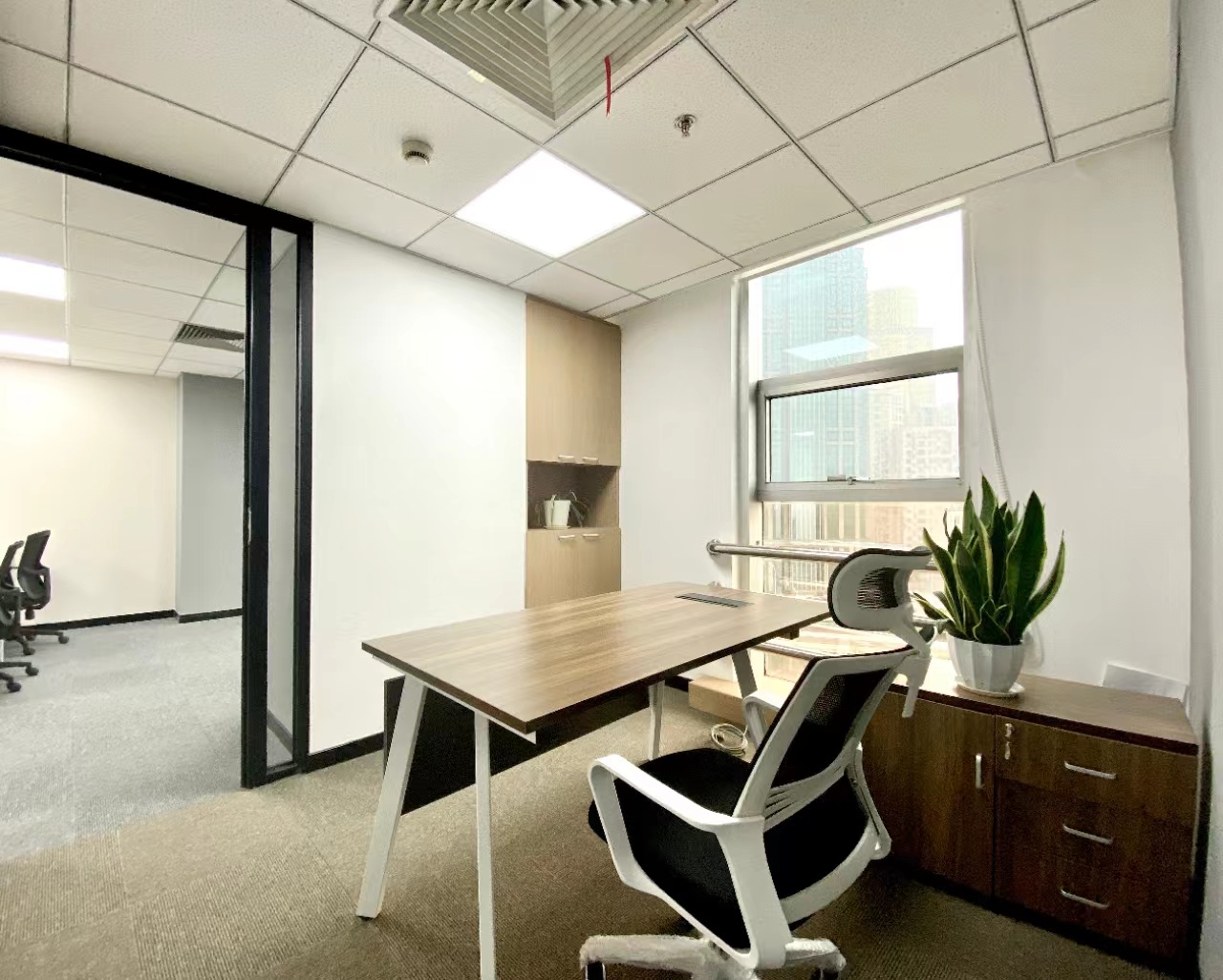 申鑫大厦现房出租123平带家具办公室，配10工位经理室会议室