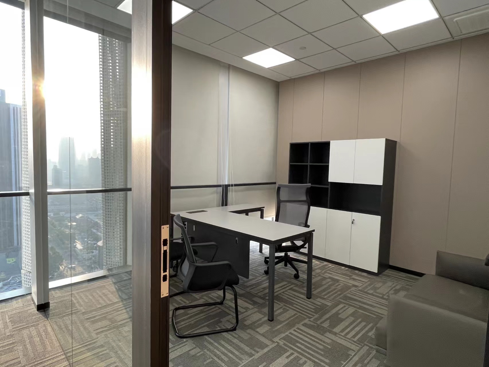 吉汇大厦现房出租200平带家具办公室，16工位带3个隔间及前台