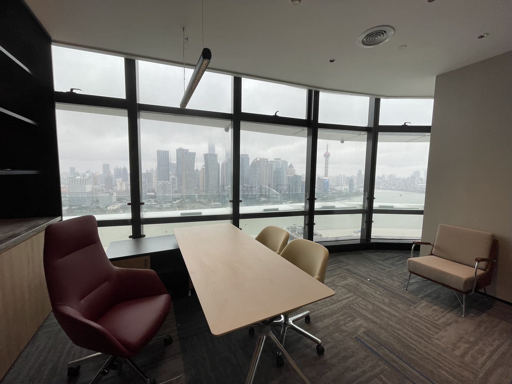 浦江国际金融广场36楼俯瞰黄浦江的精装修办公室招租