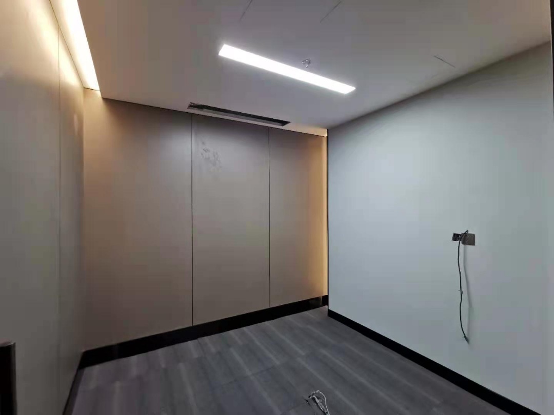 东昌路地铁口的世界广场108平精装修办公室招租