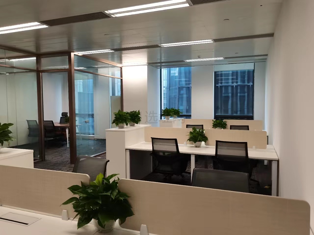 华电大厦新出186平带家具现房办公室，18工位带2个隔间