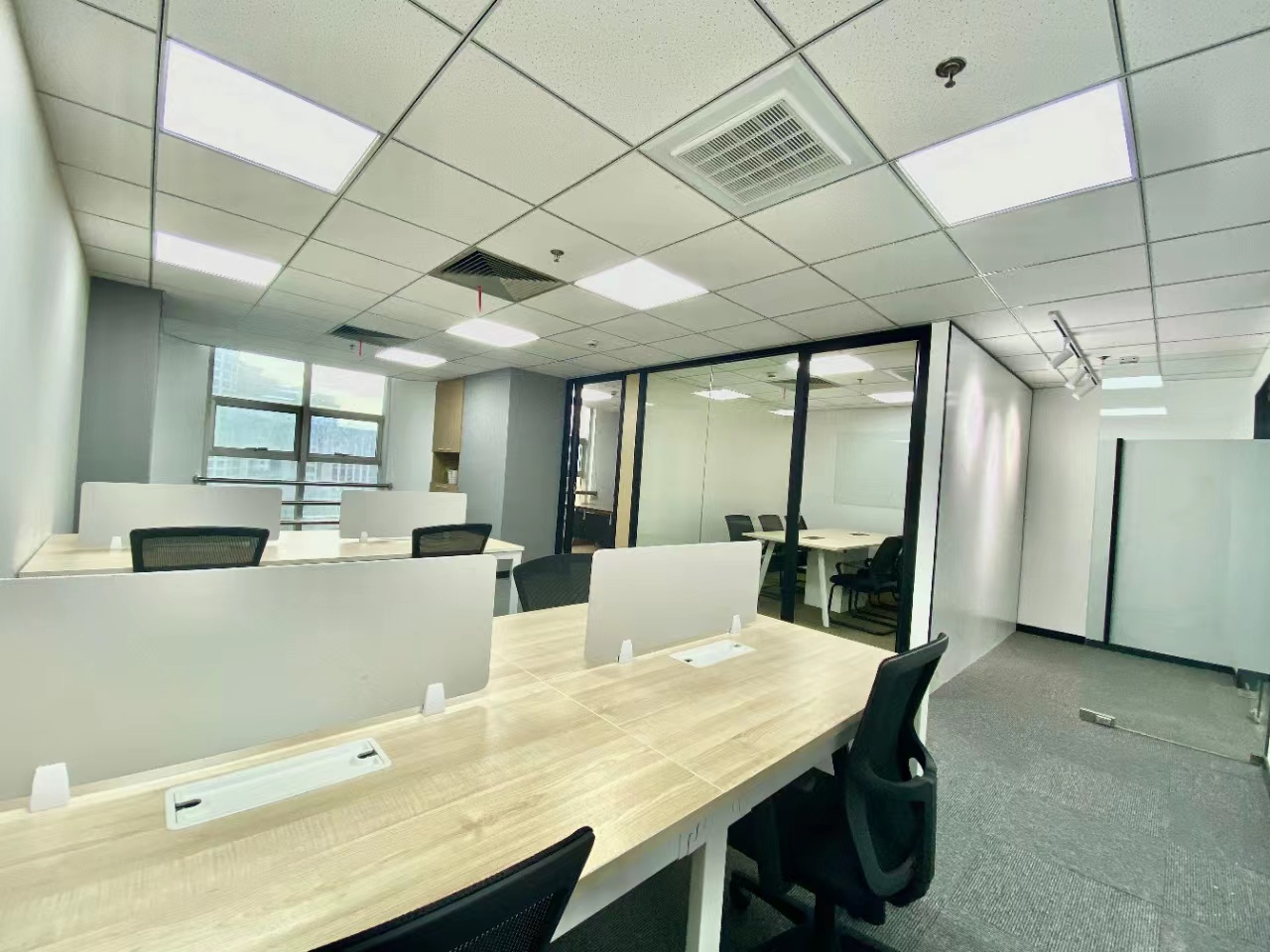 申鑫大厦现房出租123平带家具办公室，配10工位经理室会议室