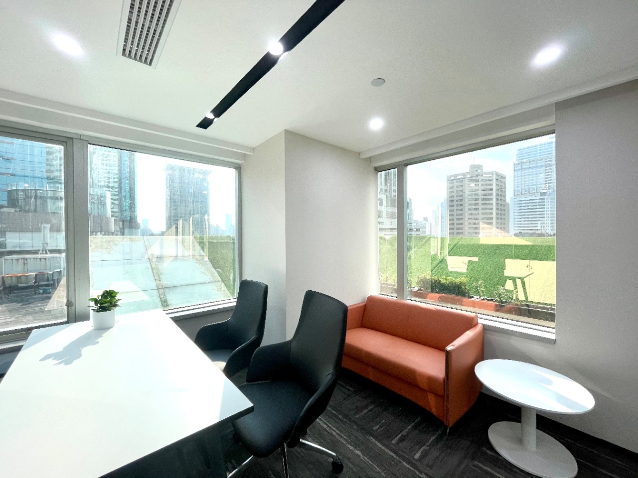 香港广场现房出租267平精装修办公室，带露台