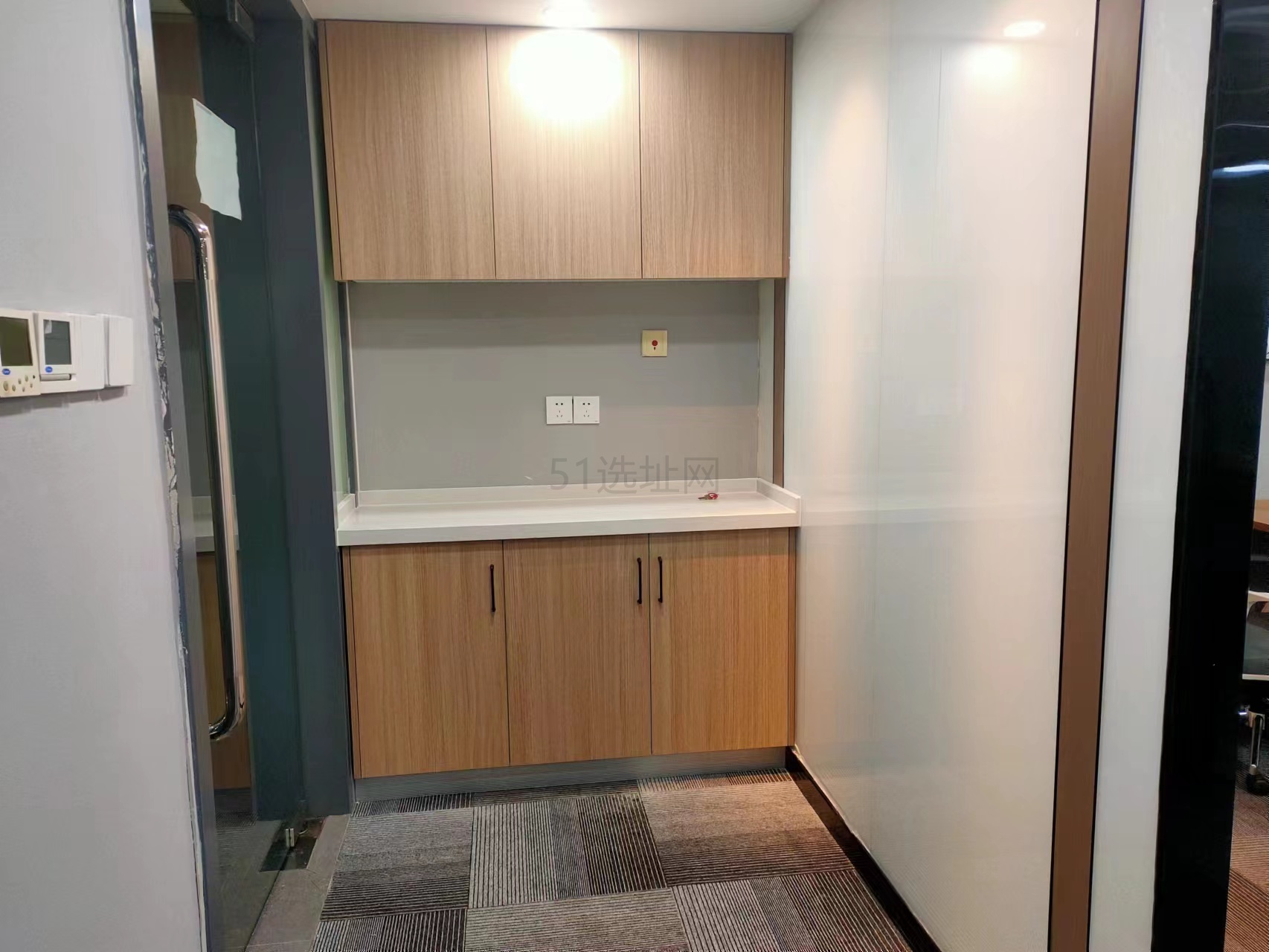 江苏路地铁口110平带家具出租办公室，精装现房，3个隔间