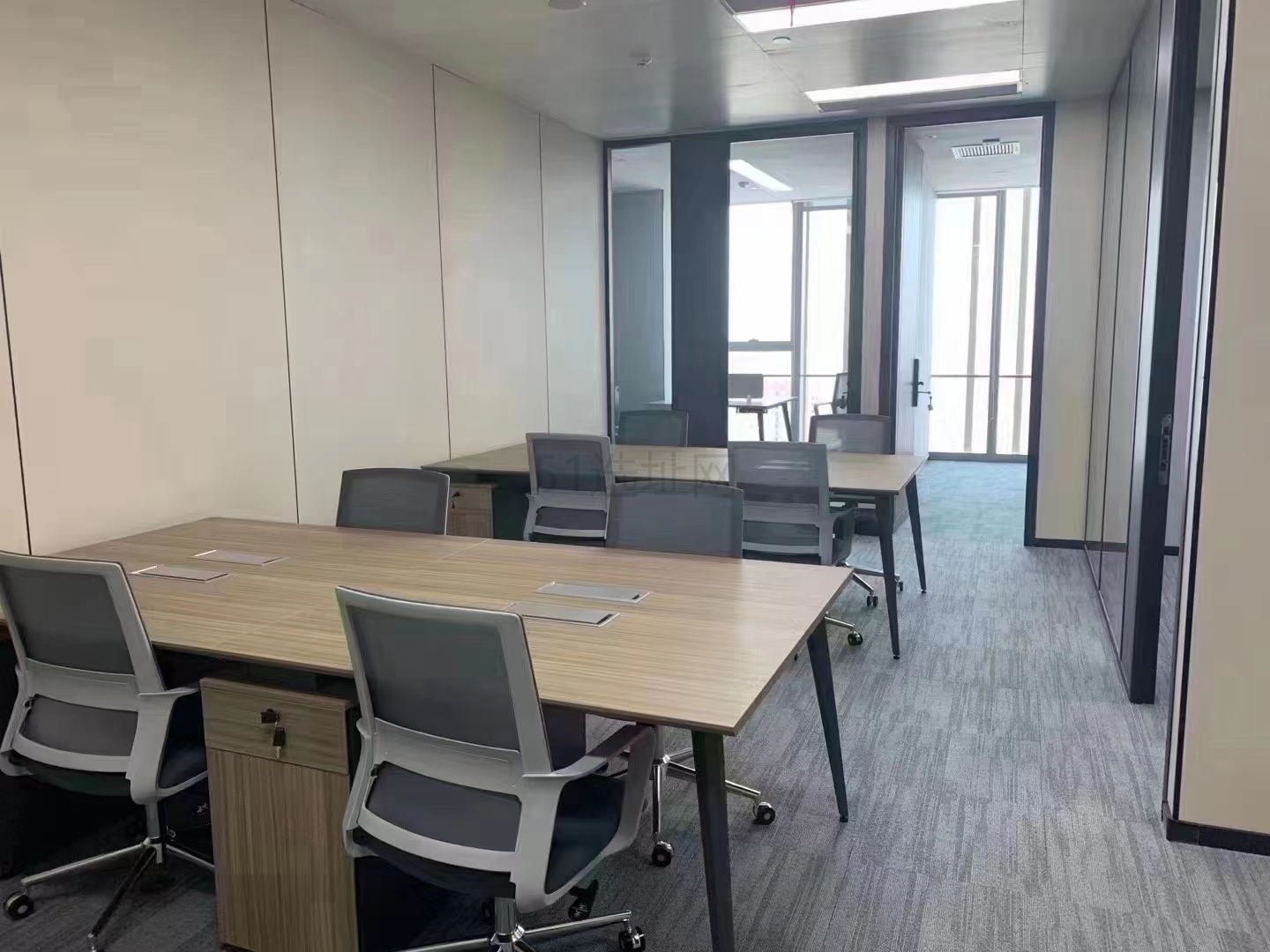 环球港出租带家具办公室195平3个隔间8个工位
