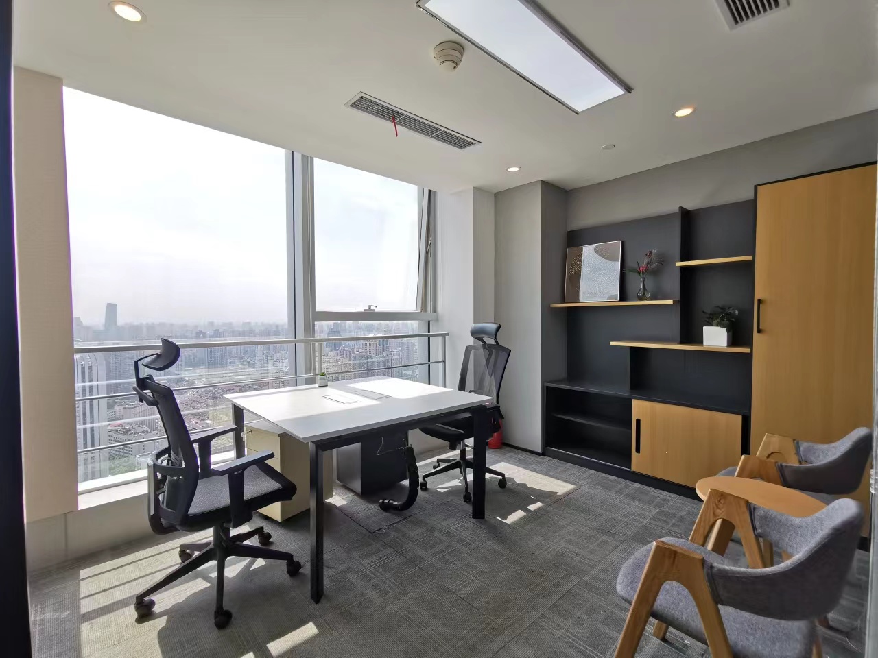 SOHO东海广场现房出租128平带家具高区办公室，13个工位