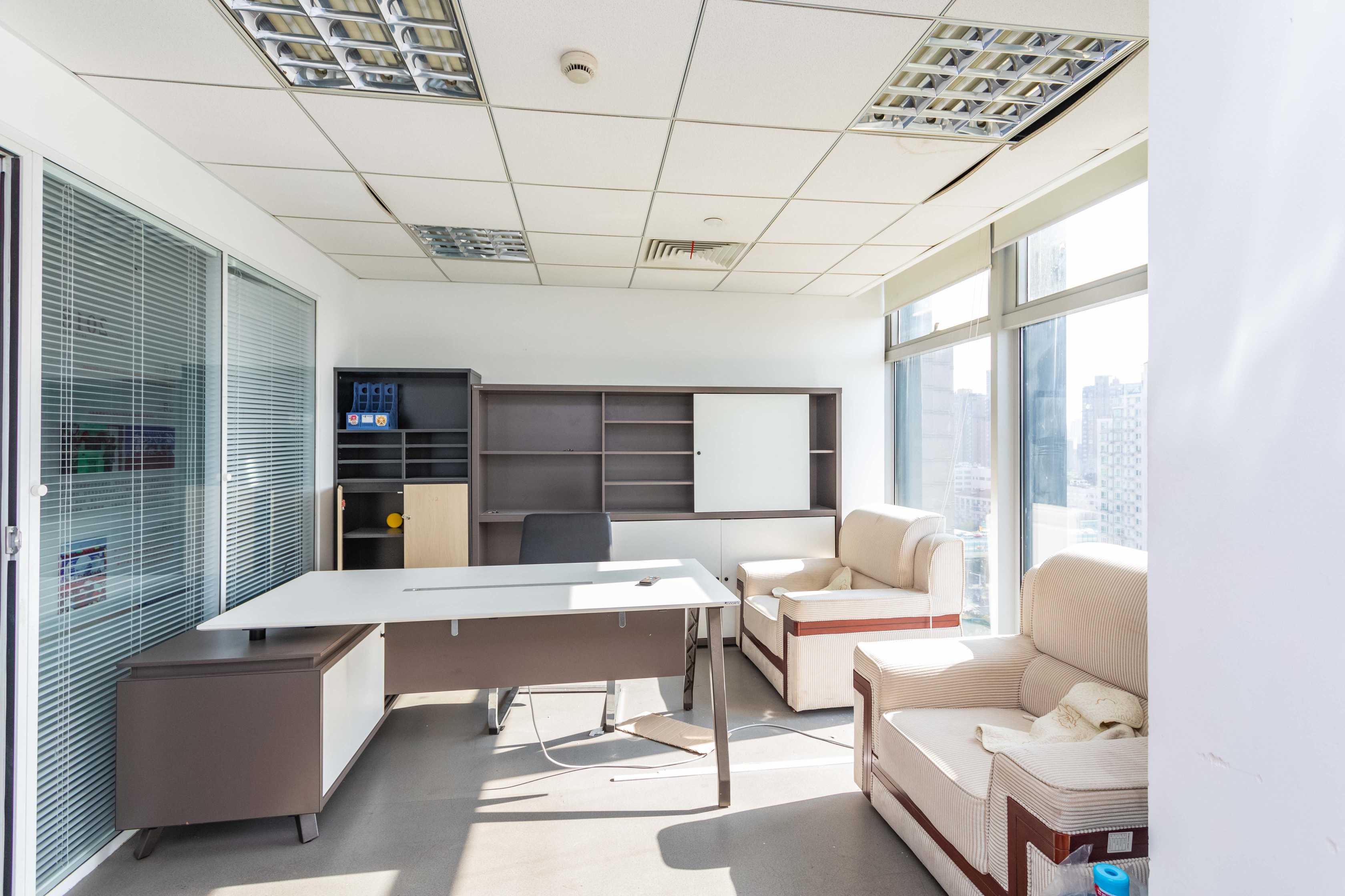珠江创意中心出租650平写字楼精装修带家具