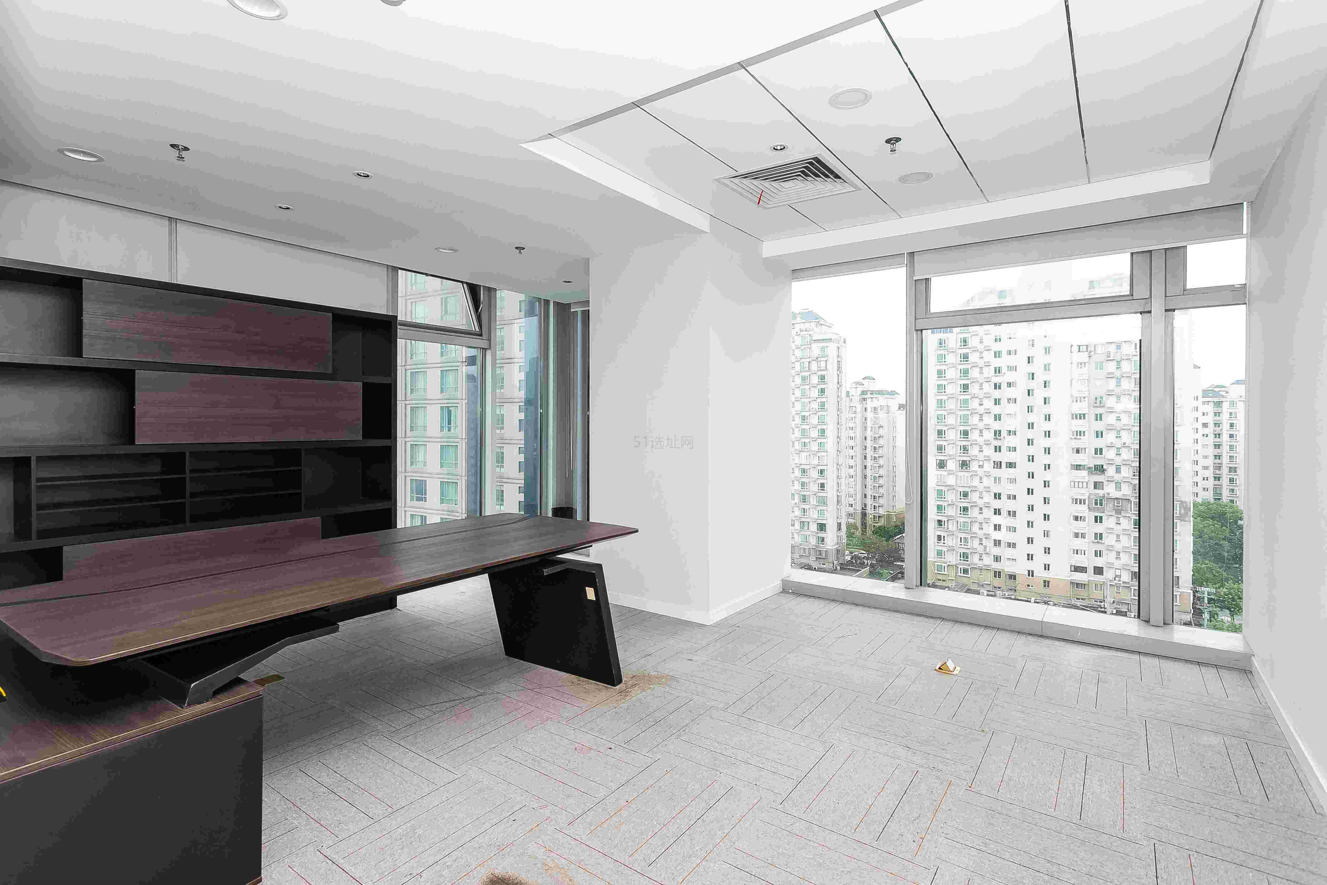 珠江创意中心出租450平写字楼精装修带家具