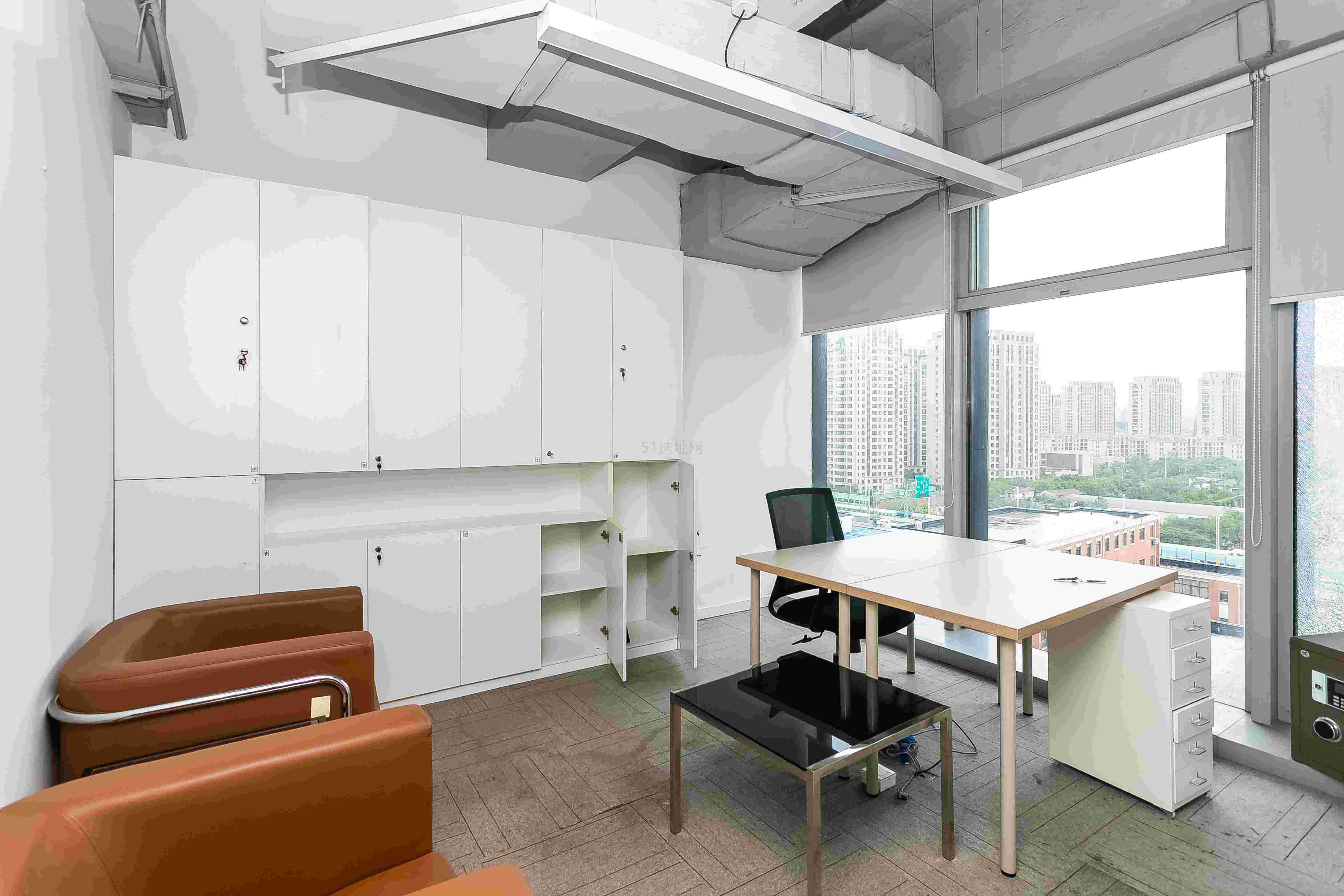 珠江创意中心出租450平写字楼精装修带家具