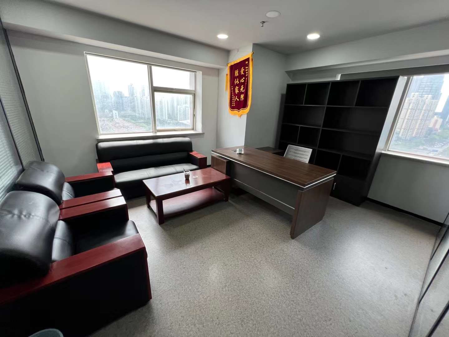 八佰伴商圈的华融大厦出租228平办公室精装修带家具