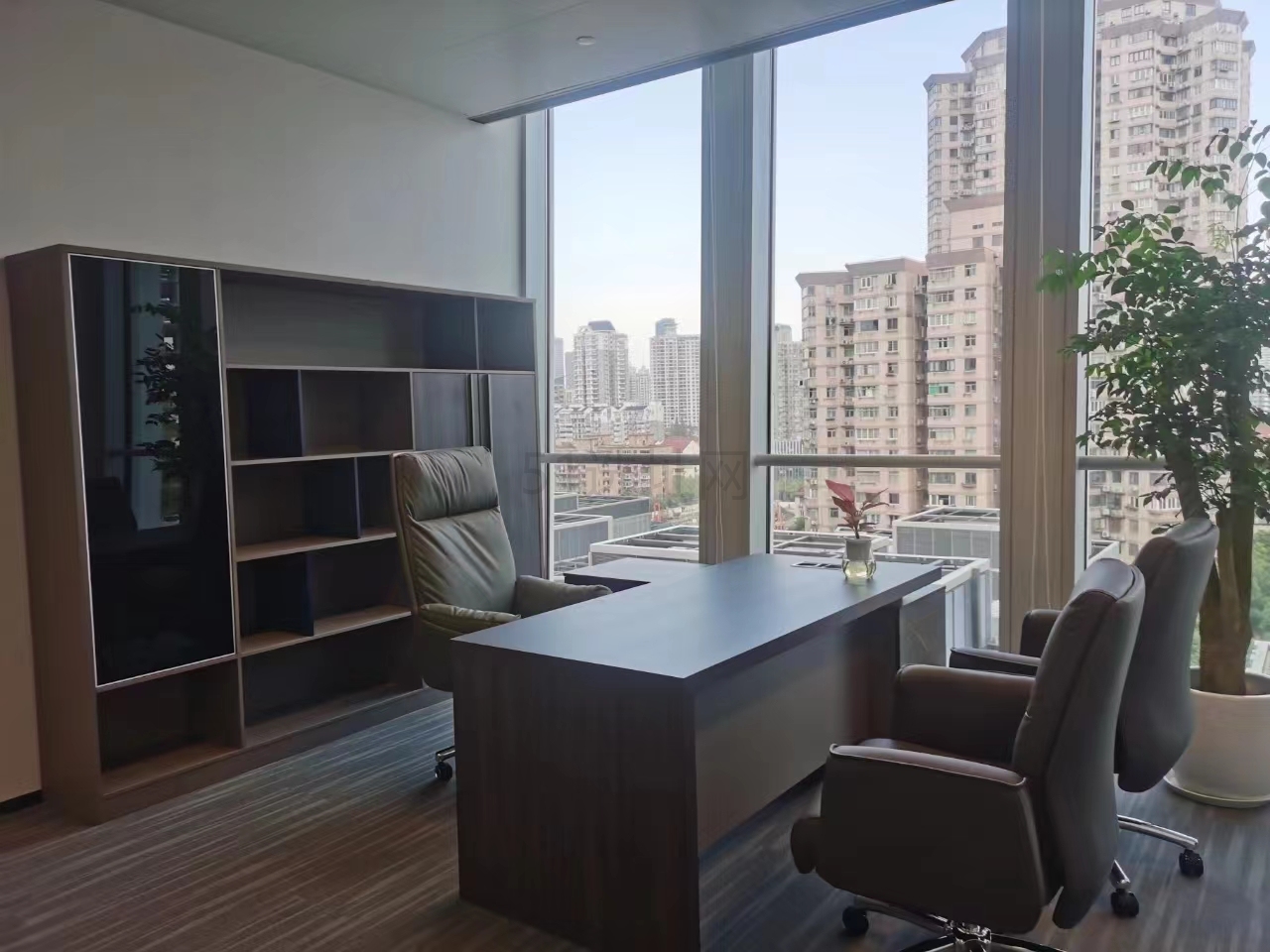 长宁国际发展广场出租546平写字楼精装修带家具