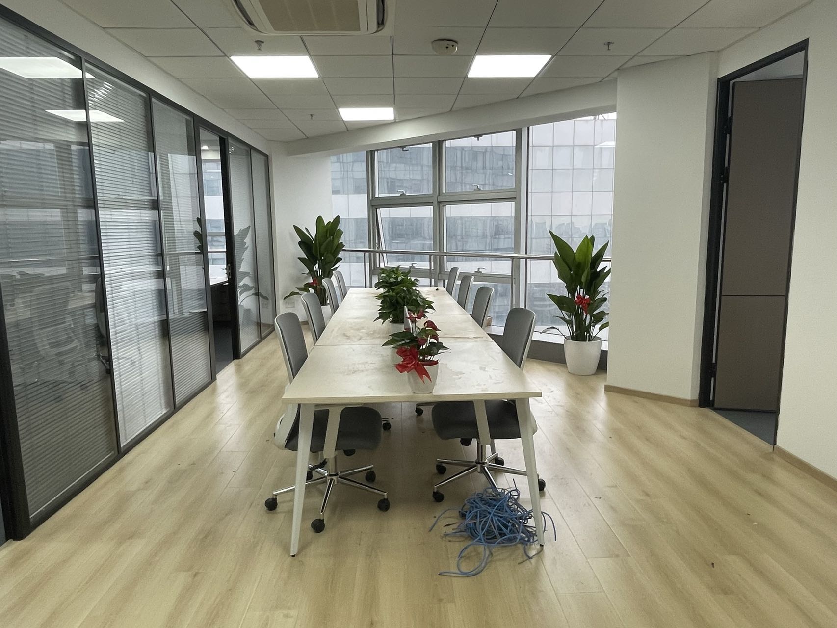 上海信息大厦出租150平办公室精装修带家具