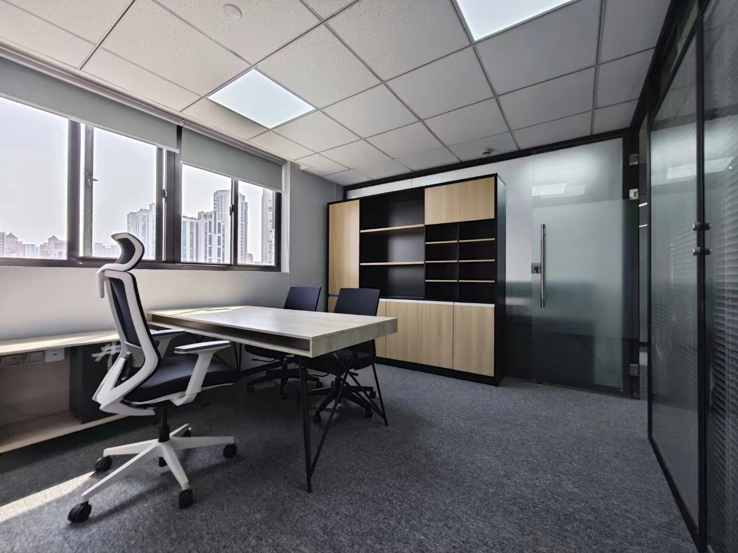 玉嘉大厦出租132平带家具办公室，全新装修现房带经理室