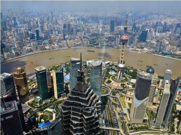 上海市中心核心商圈写字楼租赁行情的简介，要求包括每个商圈的地标写字楼，租金信息