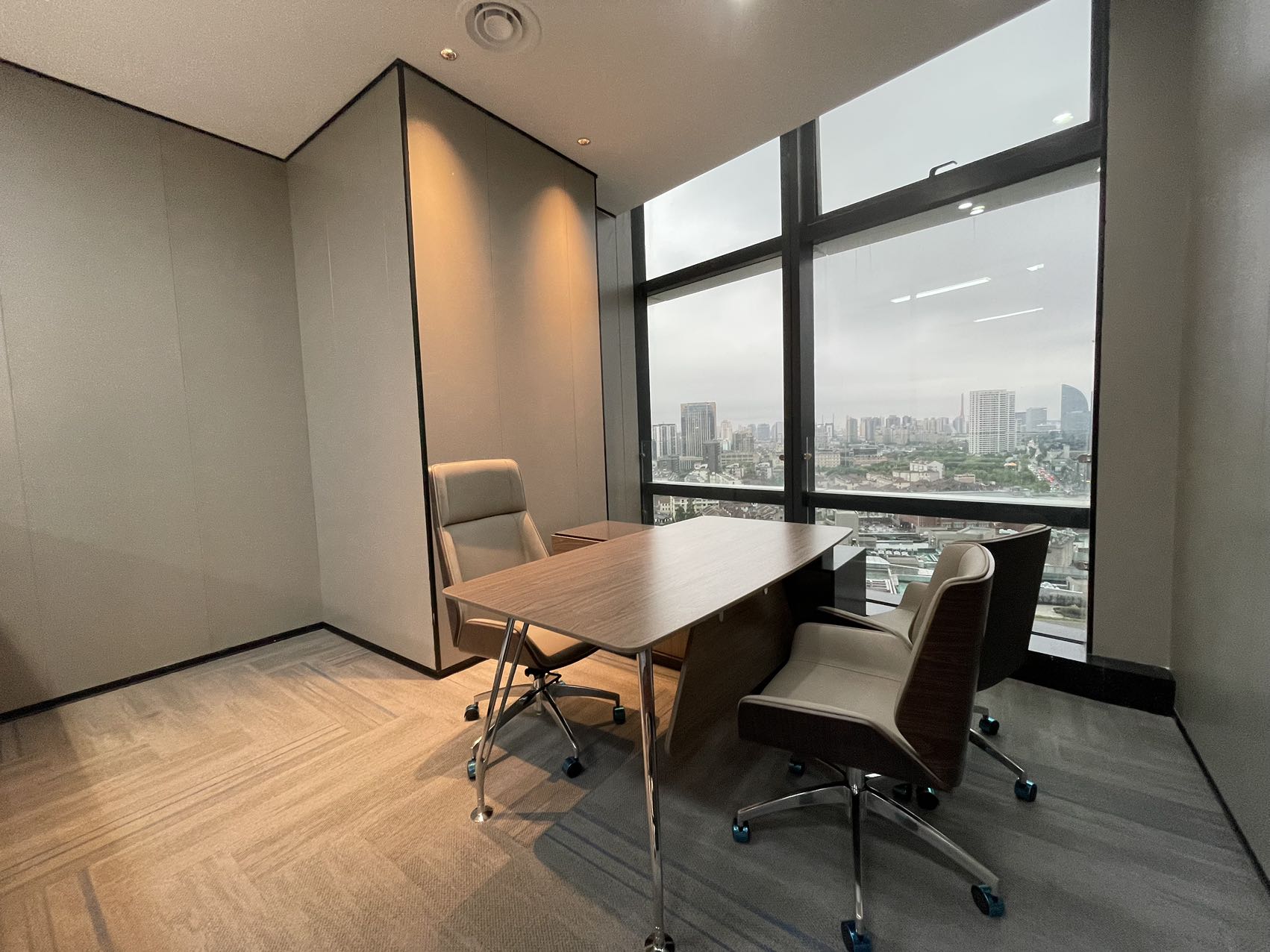 浦江国际金融广场出租带装修家具小户型办公室，120平配9工位2个隔间