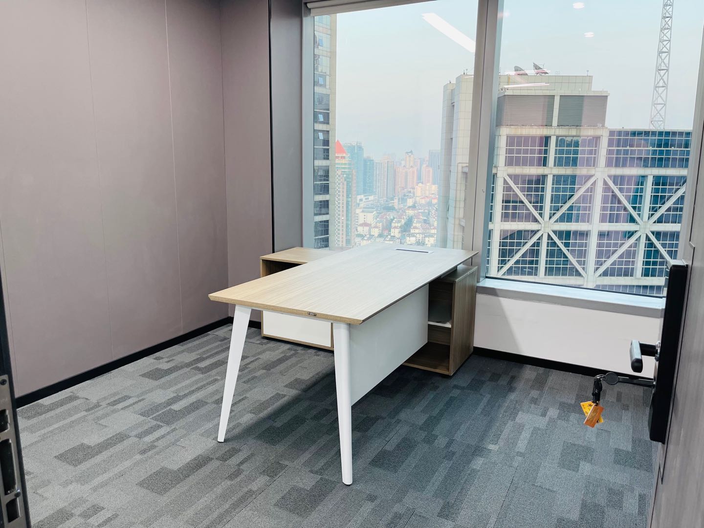 中国保险大厦出租122平办公室精装修带家具