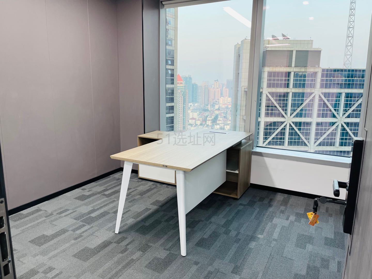 中国保险大厦出租122平办公室精装修带家具