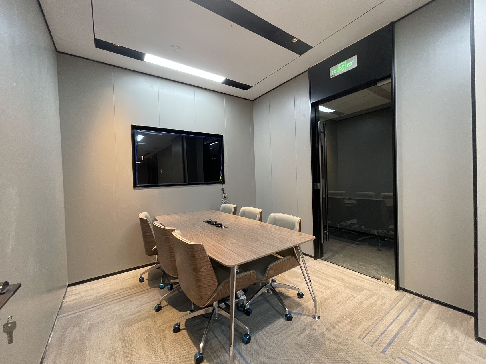 浦江国际金融广场出租精装修带家具办公室330平，看黄浦江景