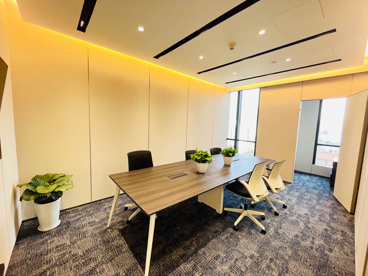 金光外滩中心出租370平带家具办公室，配32工位加5个智能间