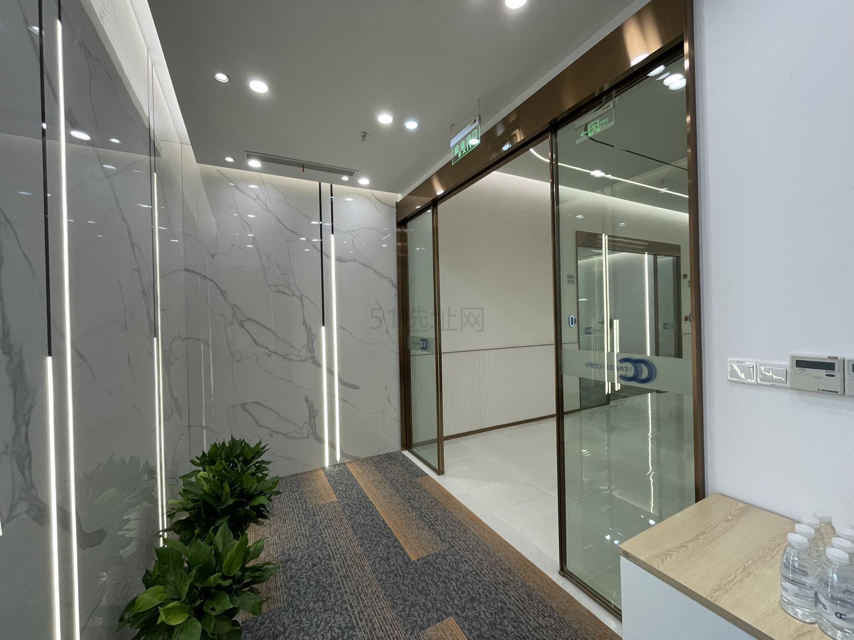 大宁珠江创意中心出租带家具办公室242平，现房精装修