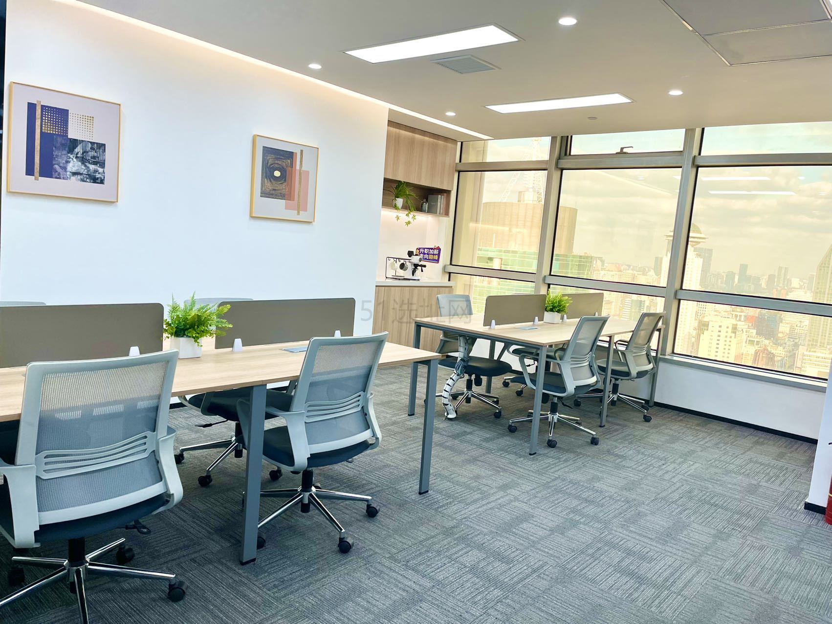 南京西路仲益大厦精装修出租带家具办公室432平，58工位加4隔间