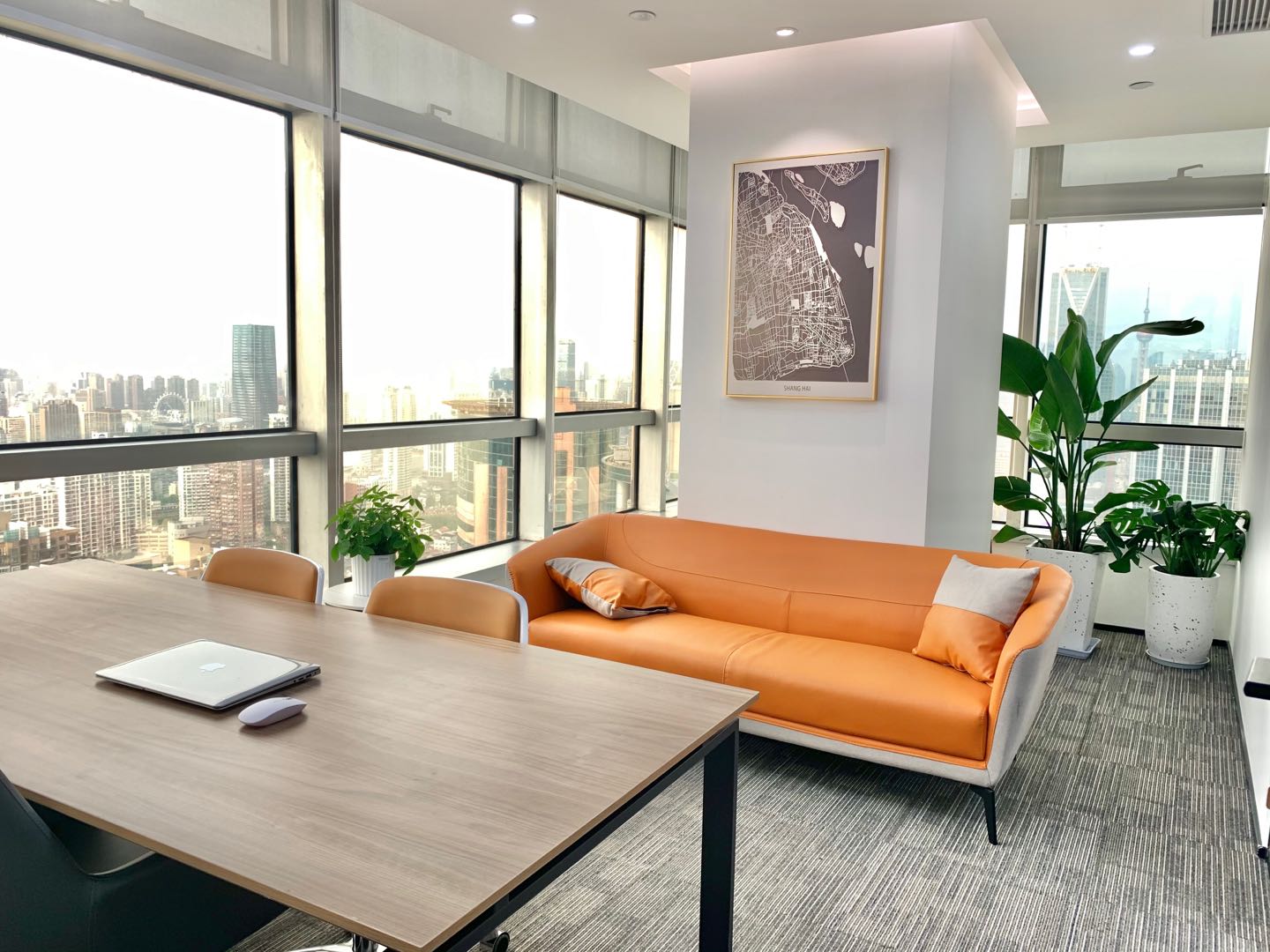 仲益大厦精装修出租带家具办公室252平，现房出租随时进入可办公