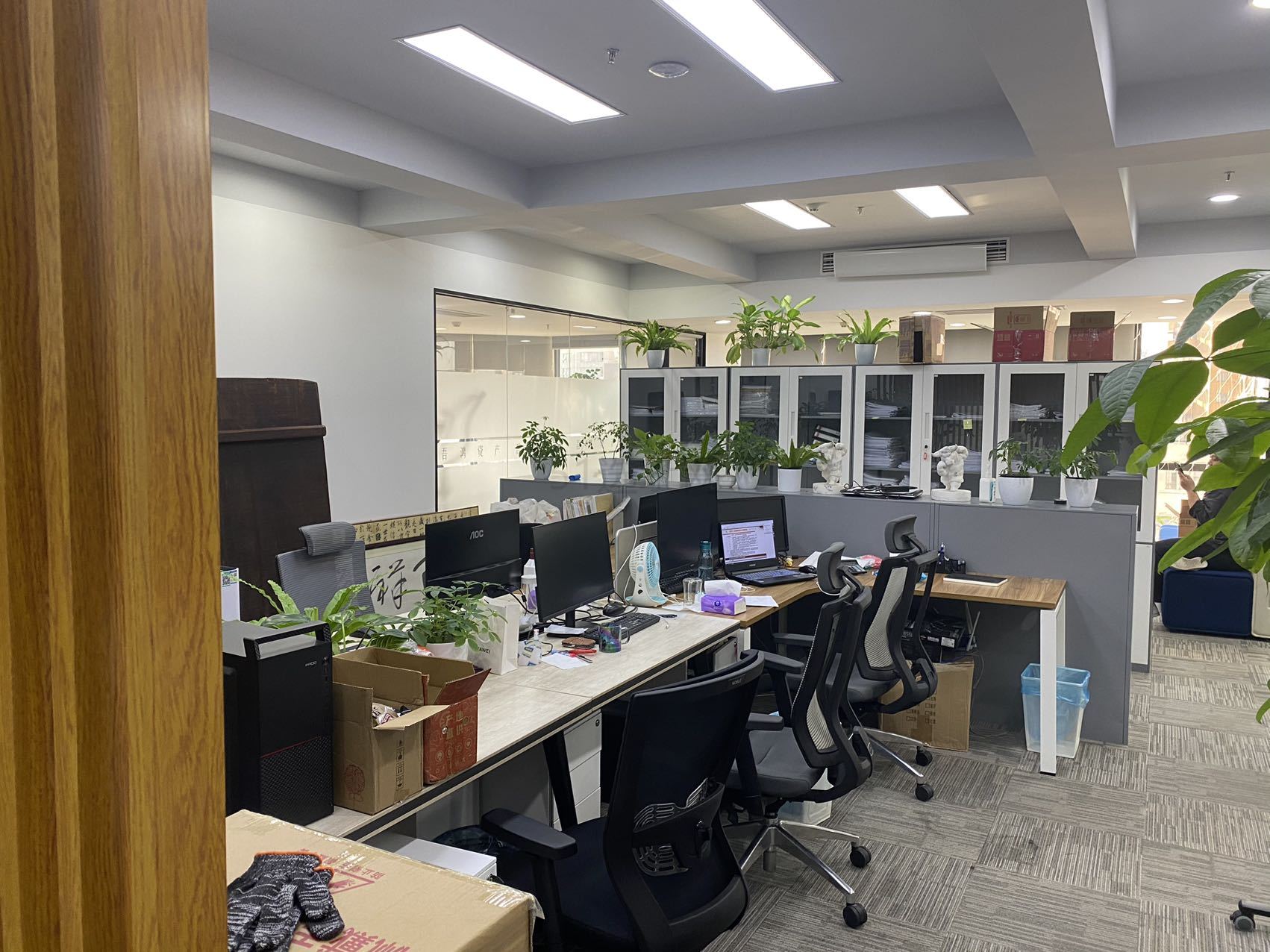 延安西路长峰中心出租带家具办公室238平，24工位加3个隔间