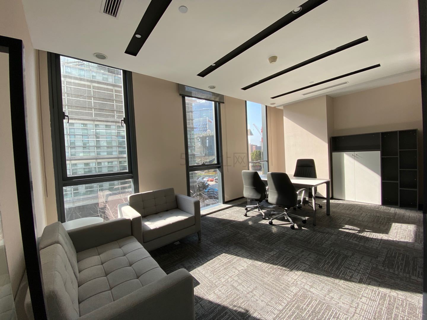 平安财富大厦出租190平精装修带家具办公室，配3个职能间加12工位