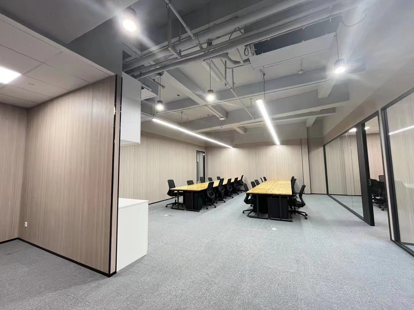 浦江科技广场出租精装修带家具办公室出租183平，2个隔间